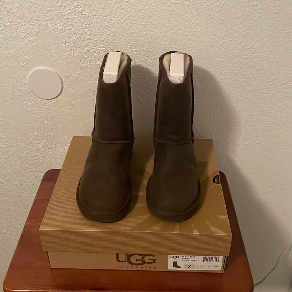 Classic short UGG boots